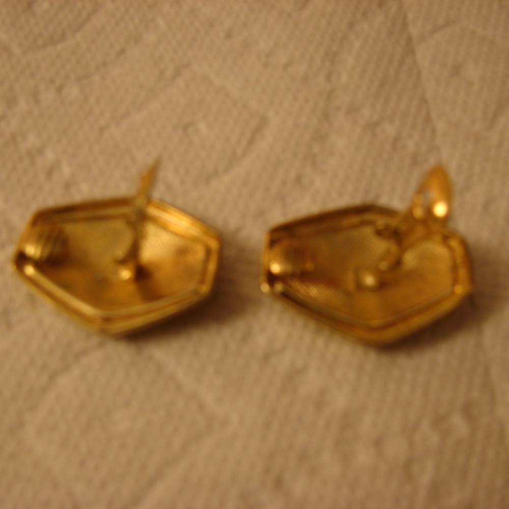 "H37" Earring with Clips - Picture 3 of 3